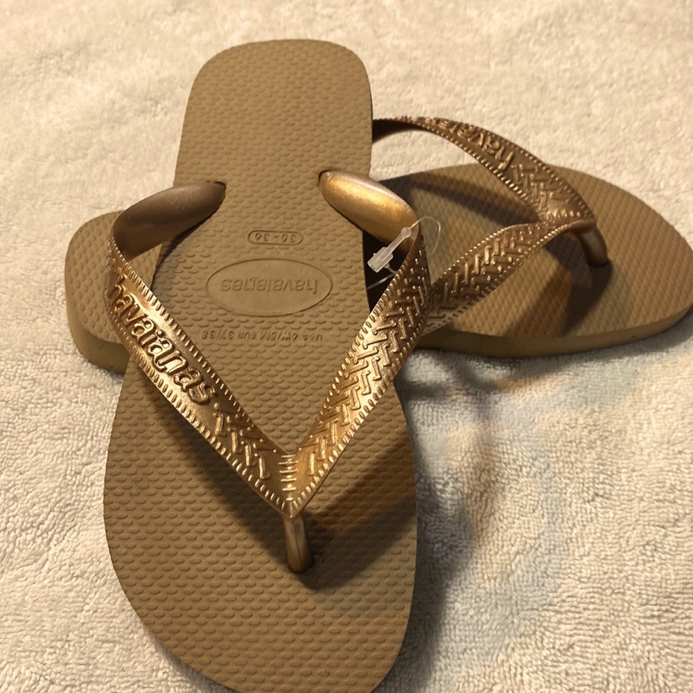 Gold Havaianas NEW size 6